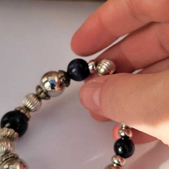 Vintage black and silver stretch bracelet with ribbed and smooth beads - Picture 6 of 10
